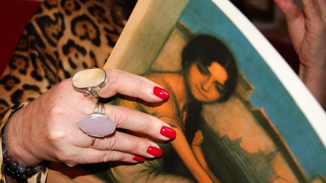 Guapa y Eterna, mano con anillos